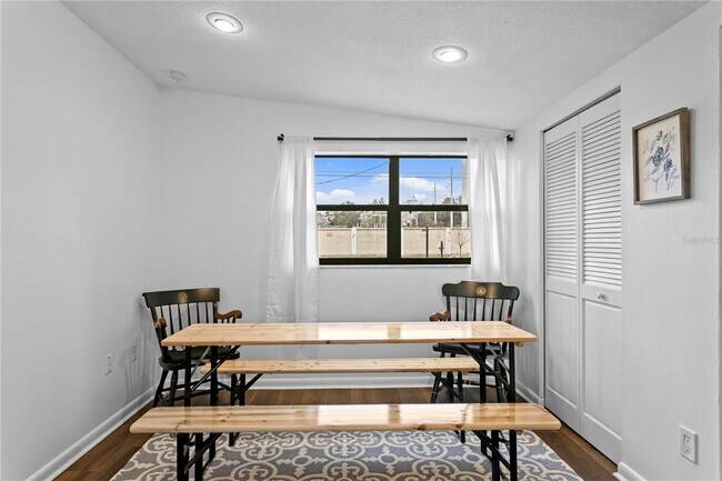 Building Photo - 2407 S Lois Ave