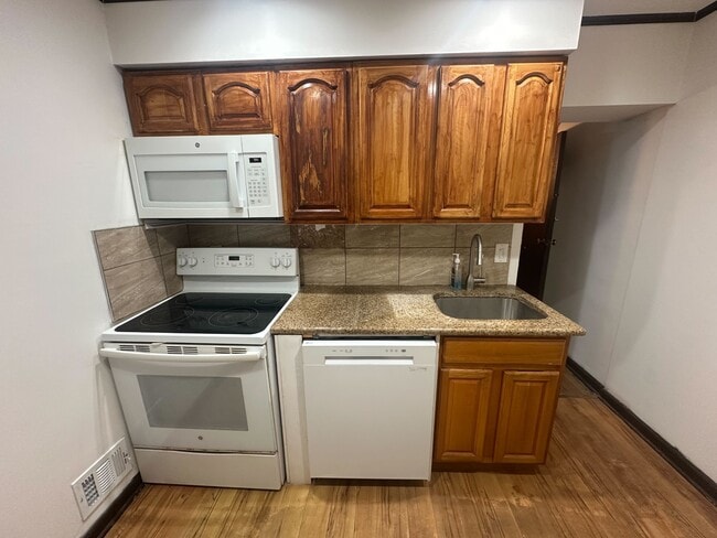 Building Photo - 2439 S Iseminger St