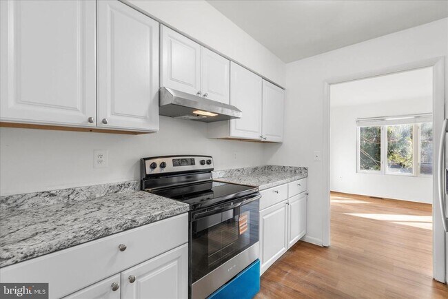 Building Photo - 6911 Cipriano Woods Ct