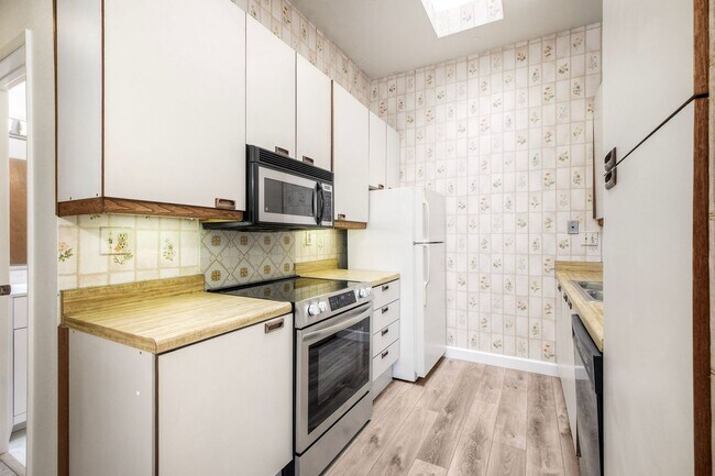Building Photo - La Jolla Pines- Top Level 2 Bed/2 Ba Available Now!!