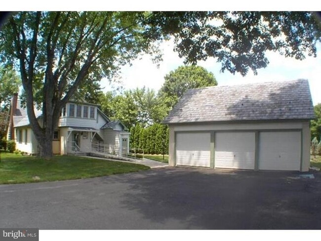 Primary Photo - 140 W BUTLER Ave