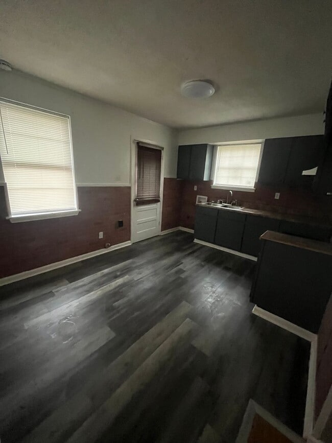 Building Photo - Renovated house in quite Neighborhood