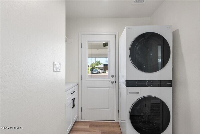 Building Photo - 2623 N 74th Pl