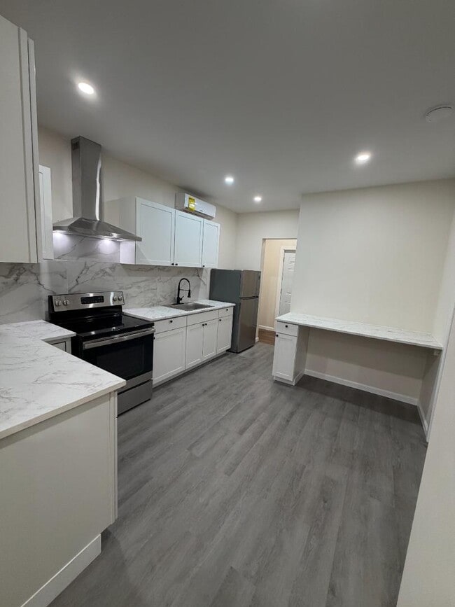 Building Photo - 6-36 Beach 22nd St