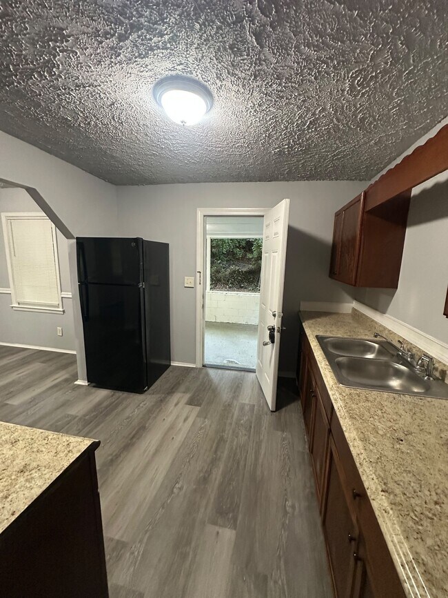 Building Photo - 400 Greenhill Way SW
