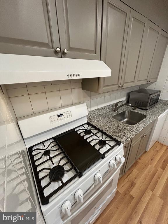 Building Photo - 400 Main St