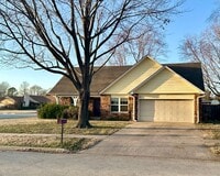 Building Photo - Spacious 3 bedroom, 2 bath home! Don't mi...