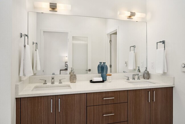 Building Photo - Fantastic Bellevue Townhouse with View...