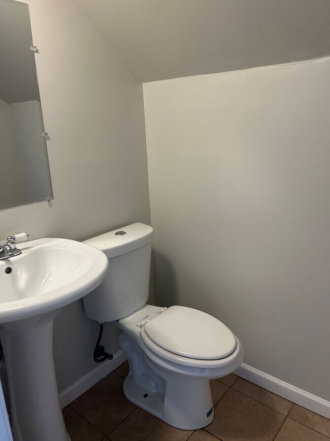 Building Photo - AVAILABLE MID-JUNE!