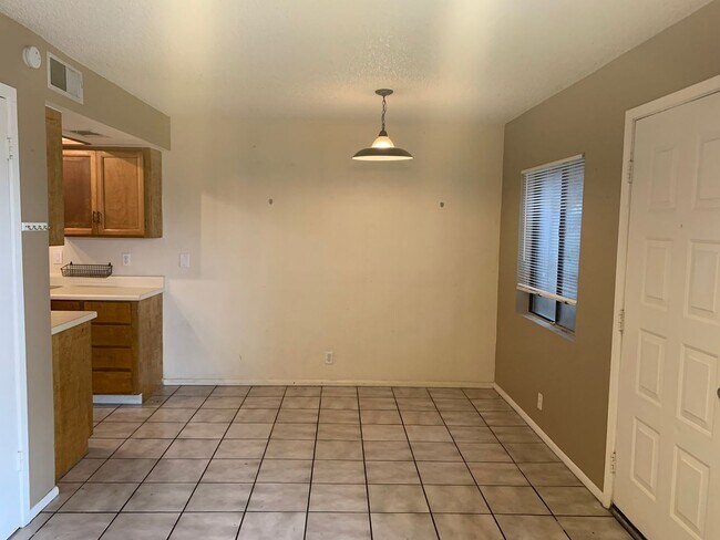 Building Photo - 286 W Palomino Dr