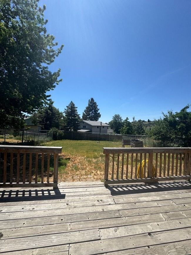 Building Photo - 2 bed 1 bath house in great neighborhood -...