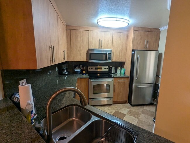 Building Photo - Fully furnished 1 bedroom condo and office...