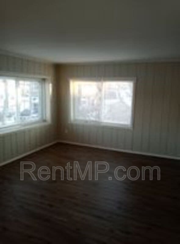 Building Photo - 1021 E Broadway St