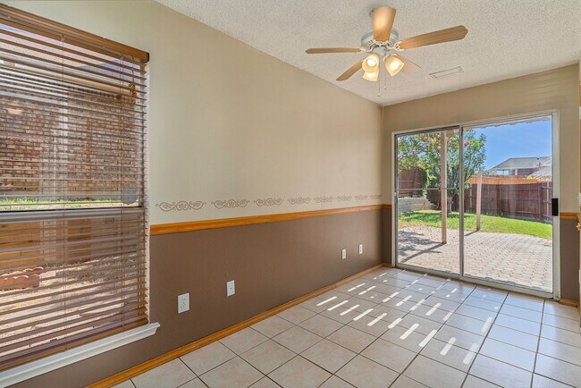 Building Photo - 588 Lake Forest Dr