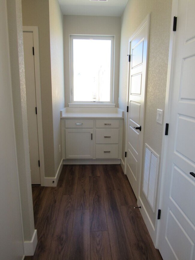 Building Photo - Modern Solar Powered Home in Broomfield