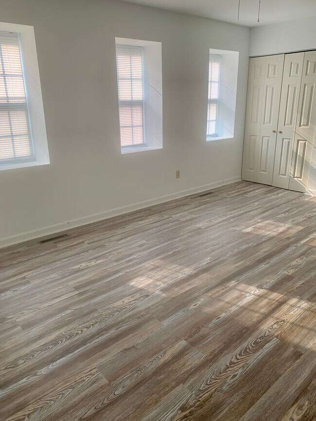 Building Photo - Gorgeous End Unit Townhouse Fredericksburg