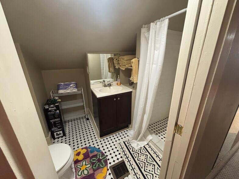 3rd floor full bath - 3908 Camp St