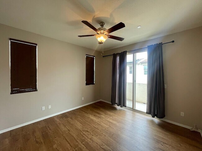 Building Photo - Stunning 2 bed 2.5 bath Solar Powered Town...