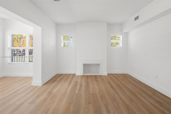 Building Photo - 403 SW 12th Ave