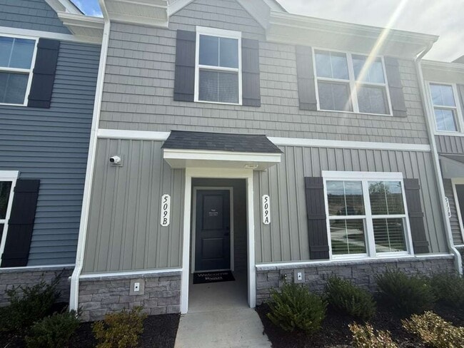 Building Photo - 509 PORTAL CIRCLE CIR, B, SANDSTON, VA 23150