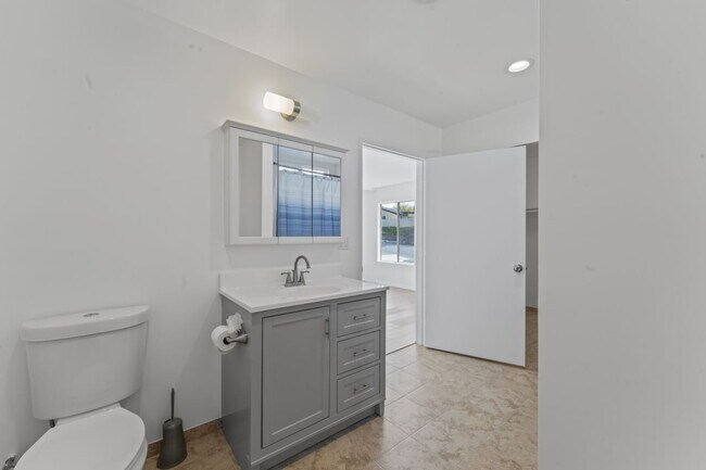 Building Photo - "Charming 2-Bed, 2-Bath Gem with RV Access in Santa Clarita!"