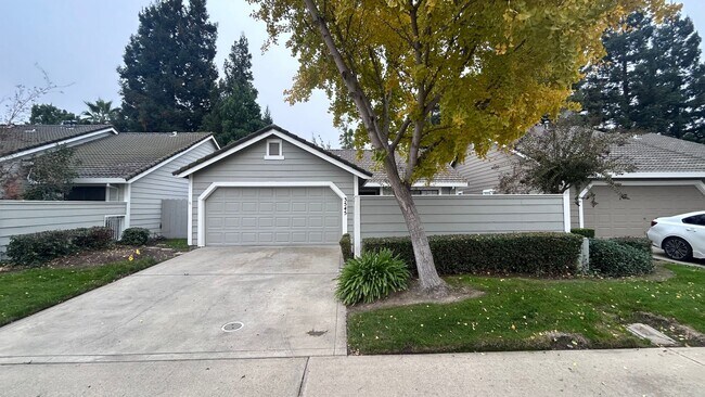 Primary Photo - 3545 Thomas More Way