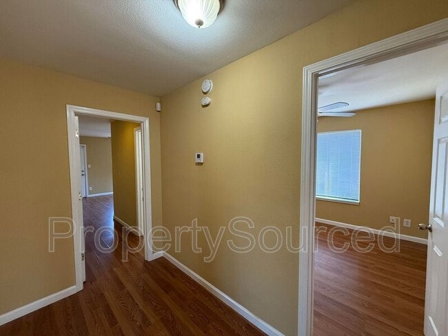 Building Photo - 524 E Krell Ln