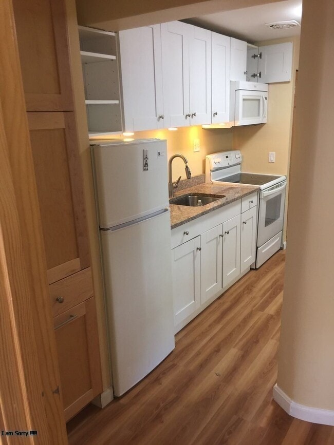 Building Photo - 12 Colonial Village Dr