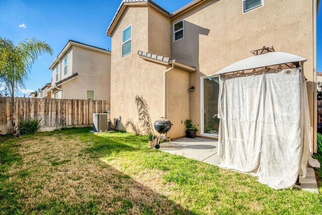 Building Photo - Beautiful 3/2.5 near Clovis East