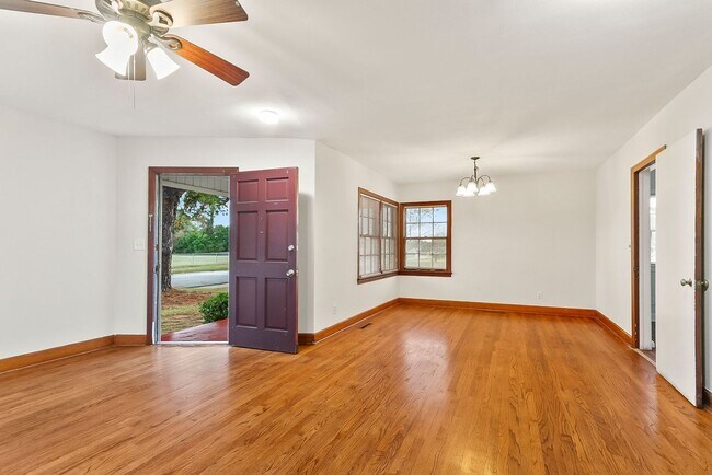 Building Photo - Cute 3 Bed 1 Bath House! Available Now! Call to Schedule a Tour!