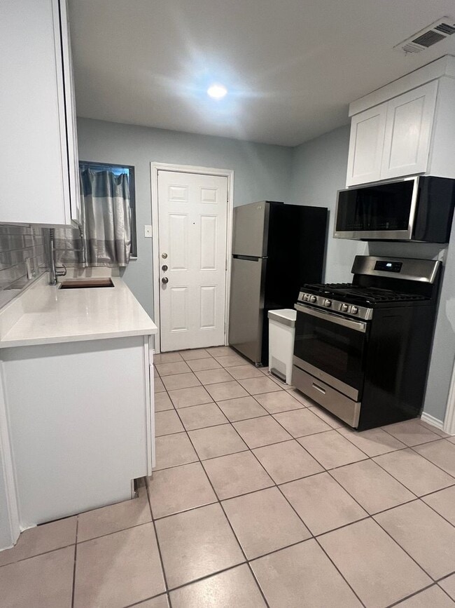 Building Photo - 520 N Montreal Ave