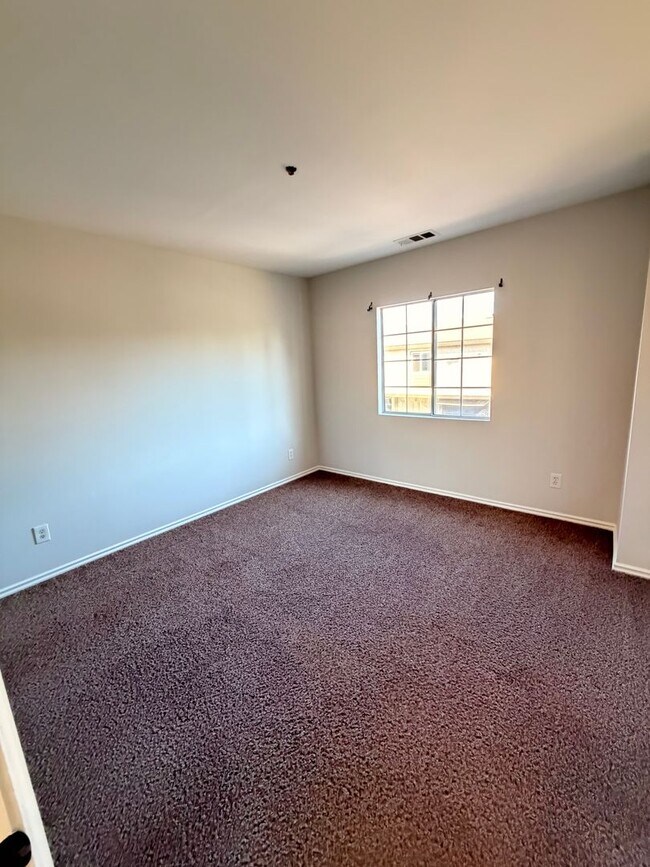 Building Photo - Spacious 3 bedroom w/ attached 2 Car Garage For Rent!