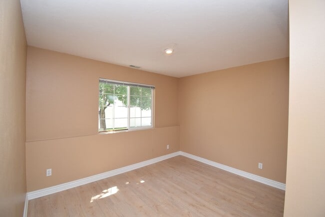 Building Photo - Amazing 3 Bedroom 2.5 Bathroom in SLC!!!
