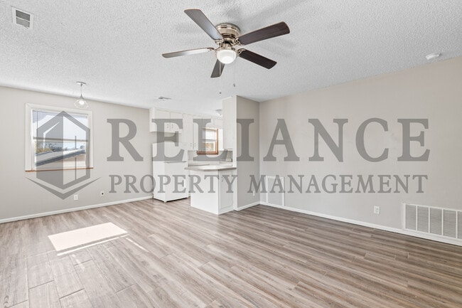 Building Photo - 4557 S Oak Ave