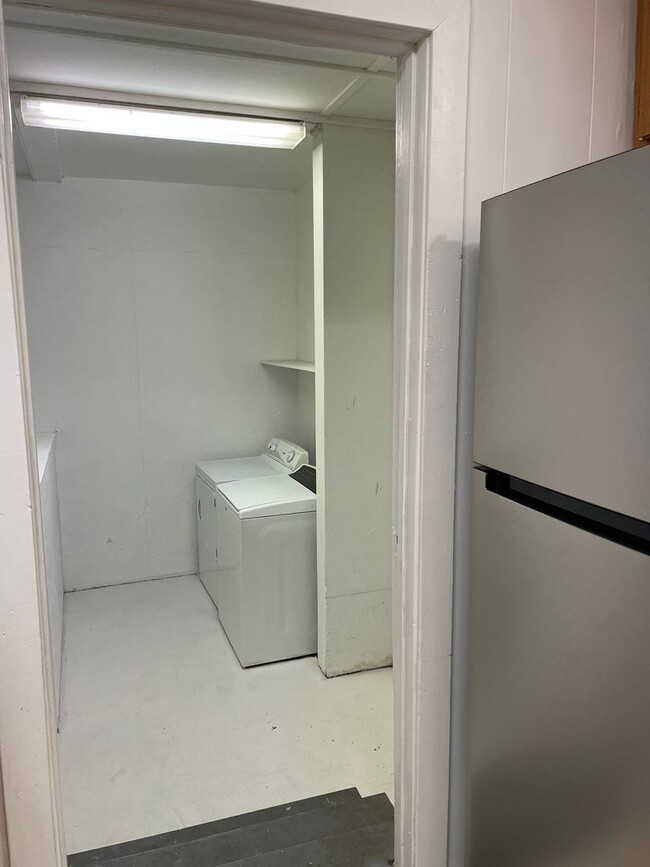 Building Photo - Available Now! *Pet Restrictions* 3 Bedroo...