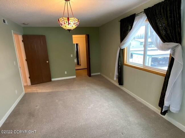 Building Photo - Nicely Updated East Anchorage Condo!