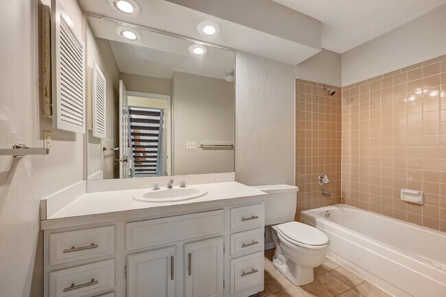 Building Photo - $2,495 2 Bed, 2 Bath Townhome in Aurora wi...