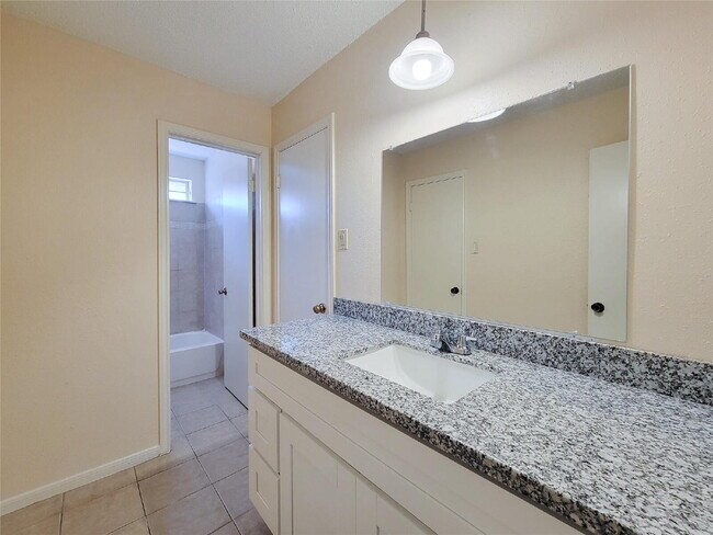 Building Photo - "Charming 3-Bed, 2-Bath Gem in Missouri City - Your Ideal Home Awaits!"
