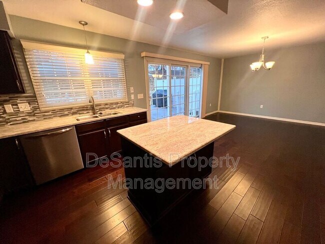 Building Photo - 945 Montclair Dr