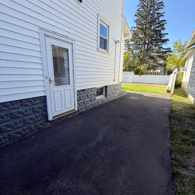 Building Photo - 1804 Storrs Ave