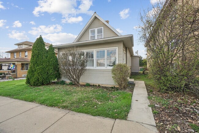 Building Photo - 906 State St