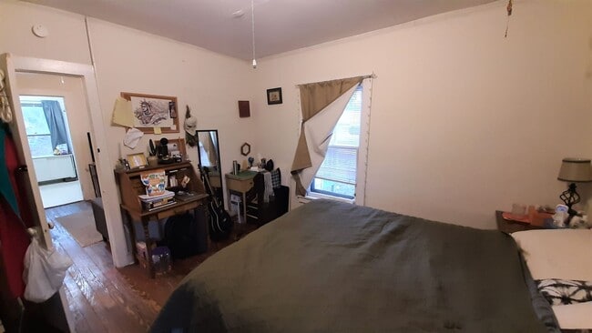 Building Photo - 215 Pleasant St