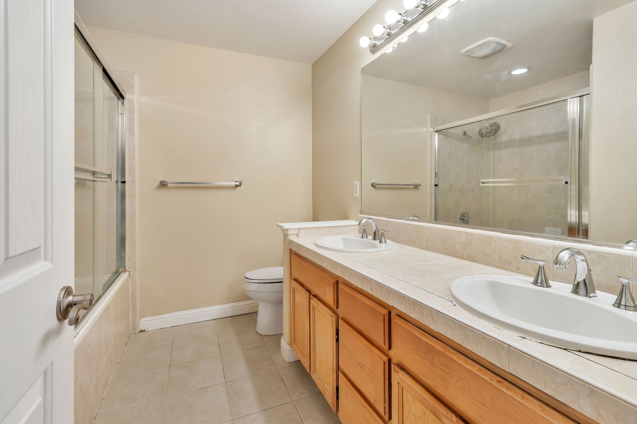 Building Photo - 3162 Silverland Dr