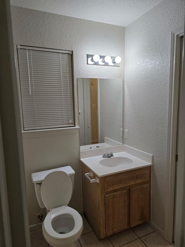 Building Photo - 1602 Van Zanten Dr