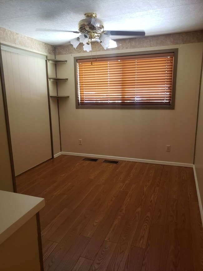 Building Photo - Adorable 2 bed / 1.5 bath with 1 car garage