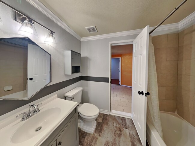 Building Photo - Live Where Location and Comfort Come Together