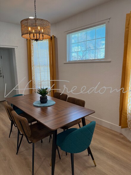 Building Photo - 826 7th Ave N