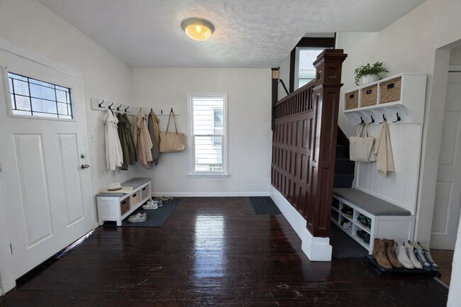 Building Photo - Charming Multi-Level Akron Home with Huge Living Room & Updated Siding