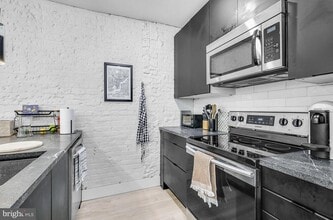 Building Photo - 2132 Pine St