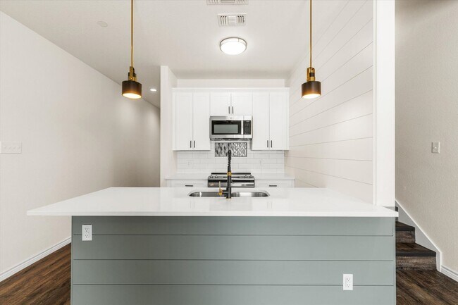 Building Photo - 1402 Courtney Pl